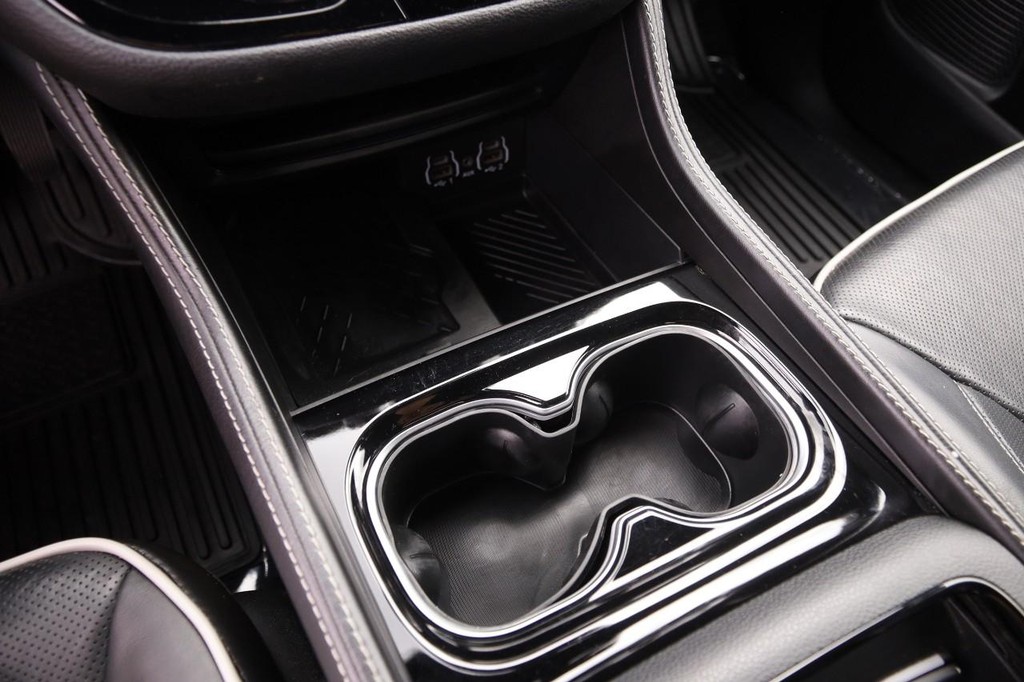 Chrysler Pacifica Vehicle Full-screen Gallery Image 22