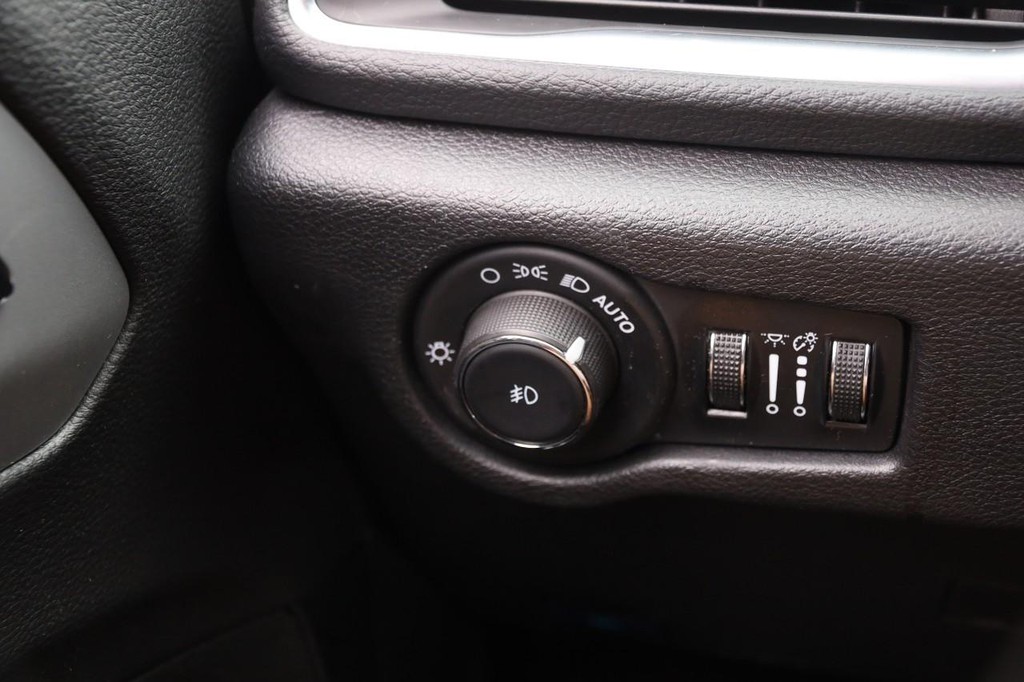 Chrysler Pacifica Vehicle Full-screen Gallery Image 24