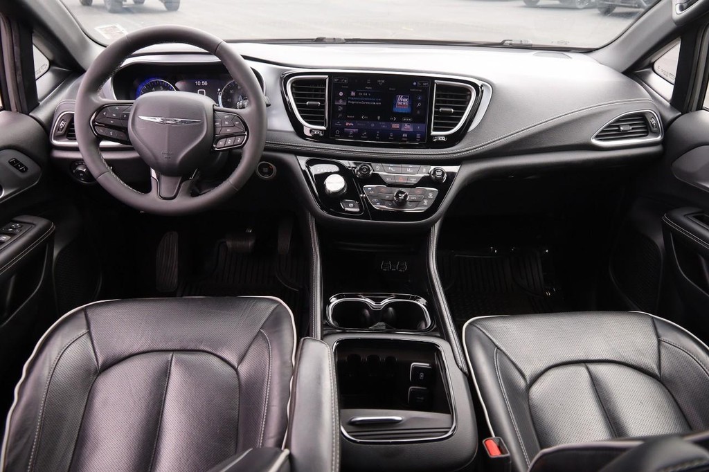 Chrysler Pacifica Vehicle Full-screen Gallery Image 25