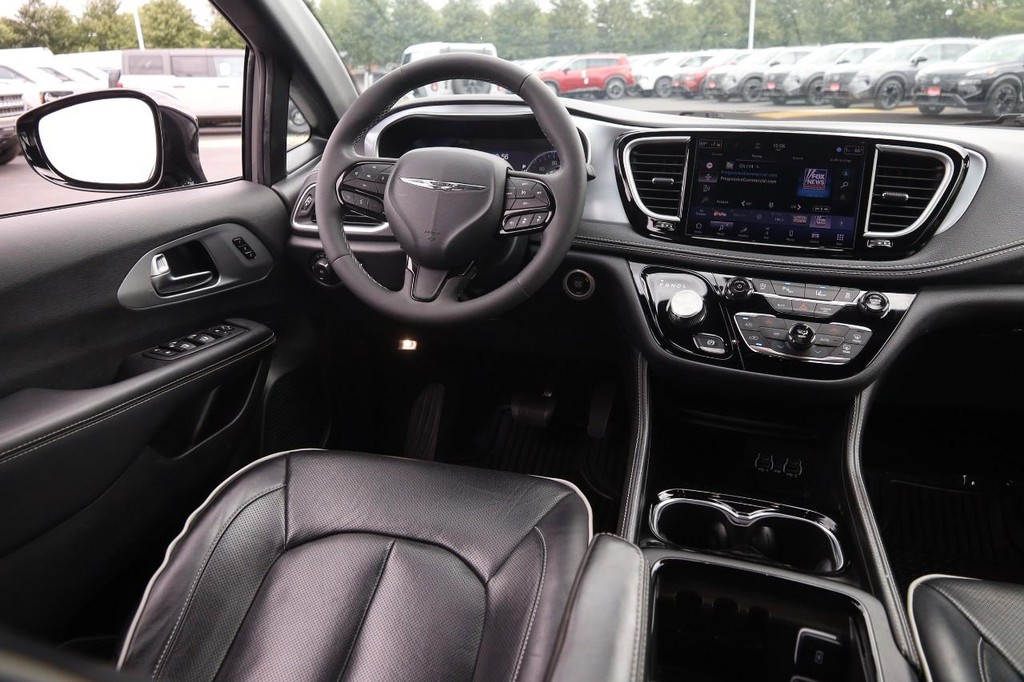 Chrysler Pacifica Vehicle Full-screen Gallery Image 26