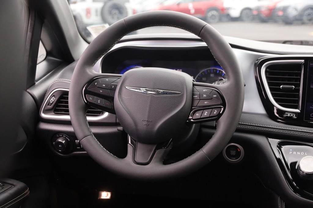 Chrysler Pacifica Vehicle Full-screen Gallery Image 27