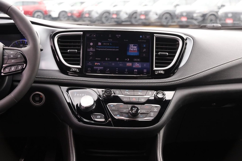 Chrysler Pacifica Vehicle Full-screen Gallery Image 28