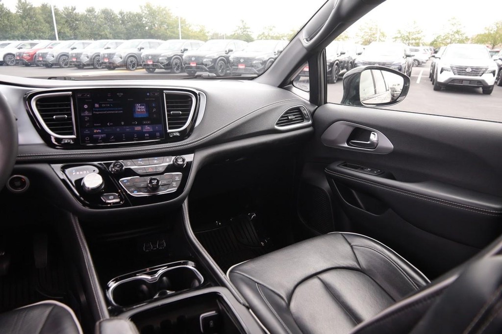 Chrysler Pacifica Vehicle Full-screen Gallery Image 29