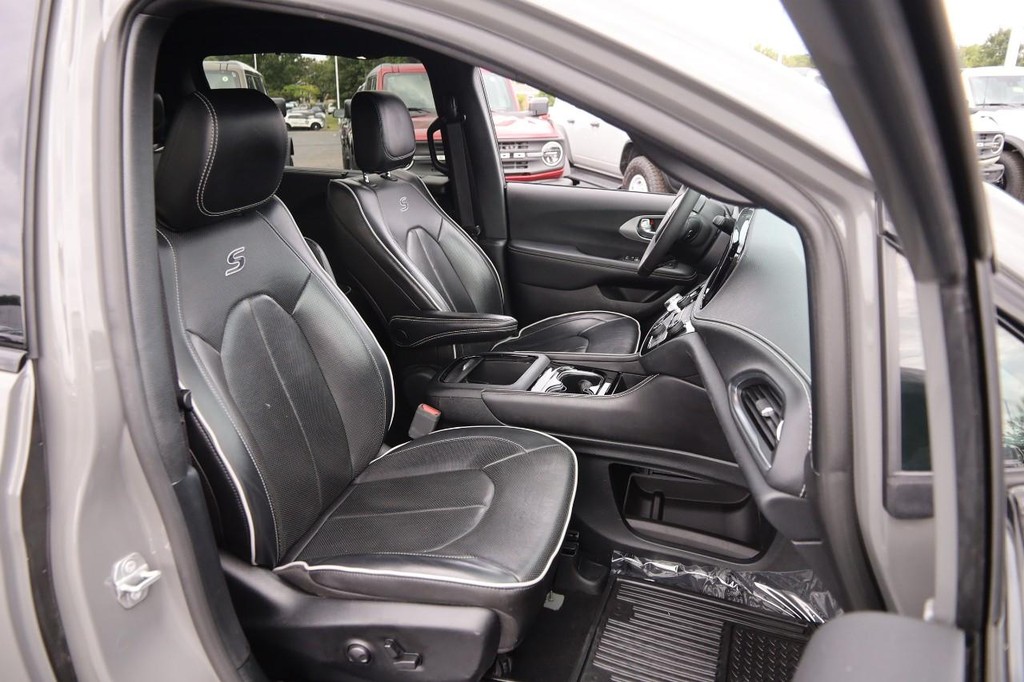 Chrysler Pacifica Vehicle Full-screen Gallery Image 30