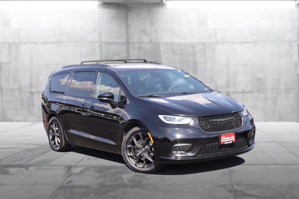Chrysler Pacifica Vehicle Full-screen Gallery Image 2
