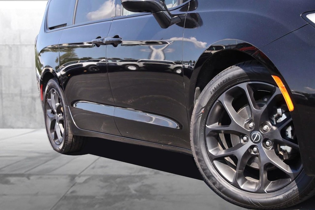 Chrysler Pacifica Vehicle Full-screen Gallery Image 3