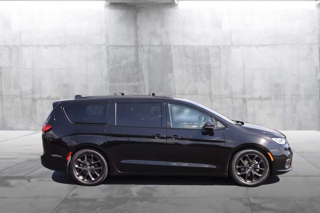 Chrysler Pacifica Vehicle Full-screen Gallery Image 5