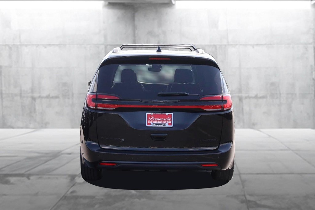 Chrysler Pacifica Vehicle Full-screen Gallery Image 6