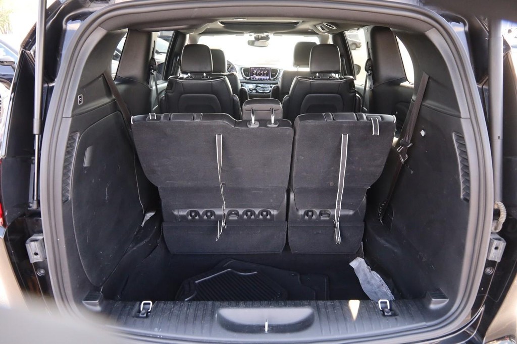 Chrysler Pacifica Vehicle Full-screen Gallery Image 7