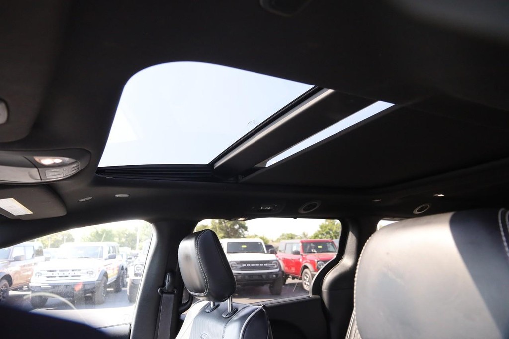 Chrysler Pacifica Vehicle Full-screen Gallery Image 9