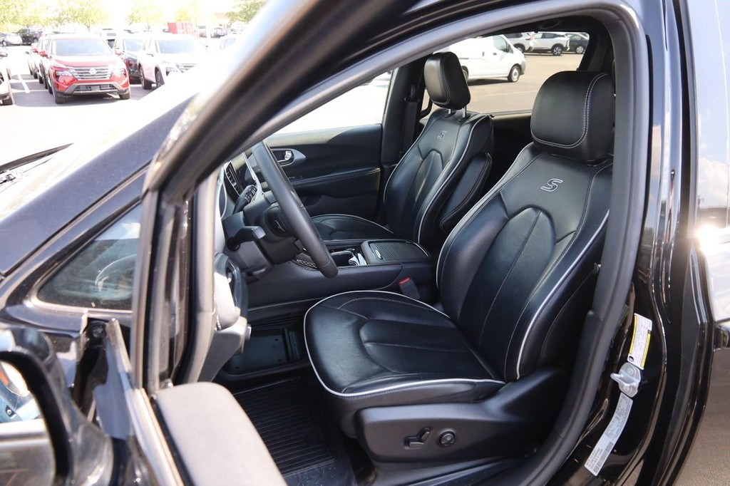Chrysler Pacifica Vehicle Full-screen Gallery Image 10