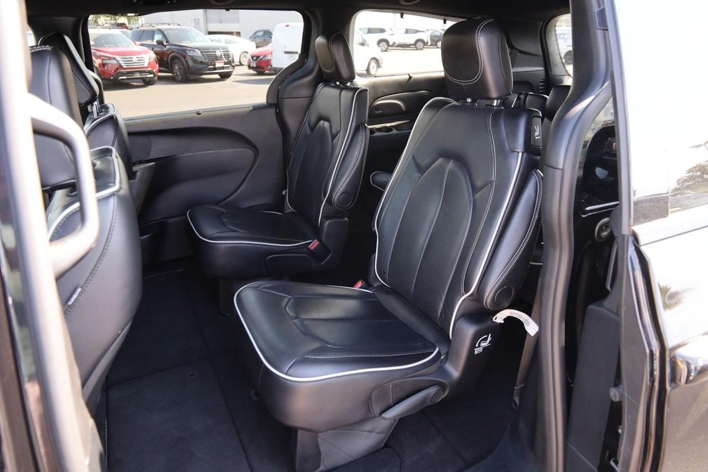 Chrysler Pacifica Vehicle Full-screen Gallery Image 11