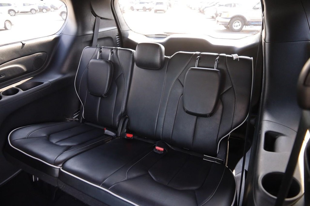 Chrysler Pacifica Vehicle Full-screen Gallery Image 12