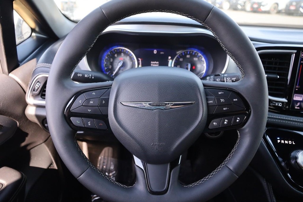 Chrysler Pacifica Vehicle Full-screen Gallery Image 13