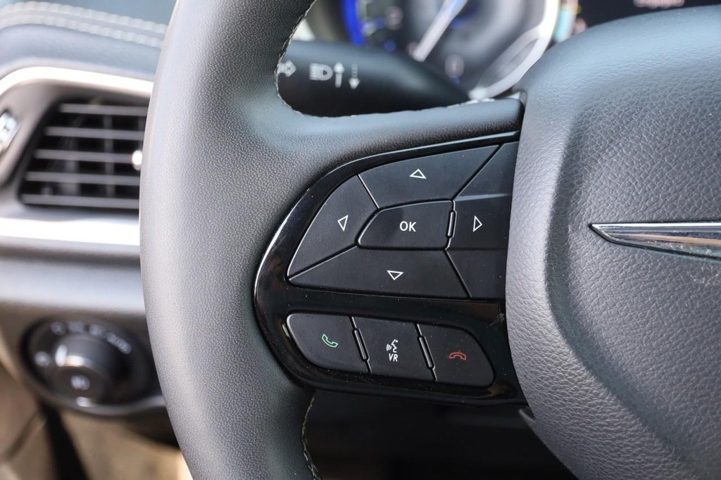 Chrysler Pacifica Vehicle Full-screen Gallery Image 14