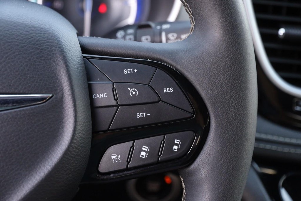 Chrysler Pacifica Vehicle Full-screen Gallery Image 15