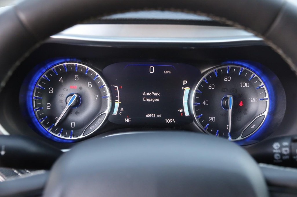 Chrysler Pacifica Vehicle Full-screen Gallery Image 16