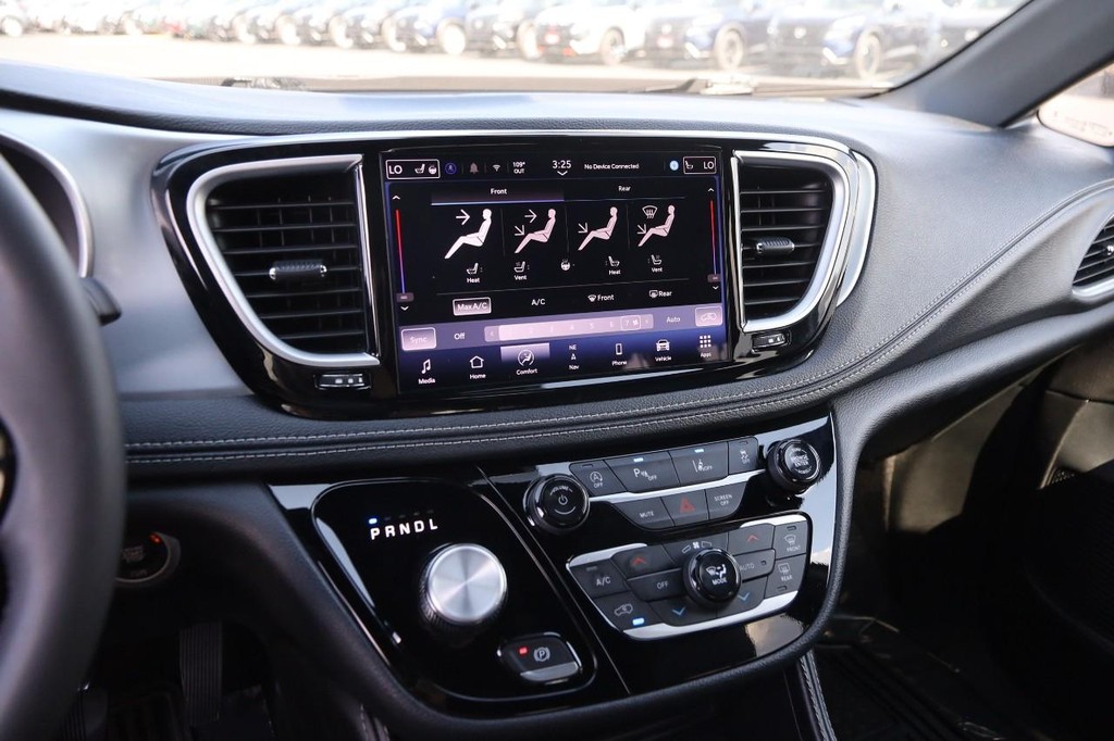 Chrysler Pacifica Vehicle Full-screen Gallery Image 18