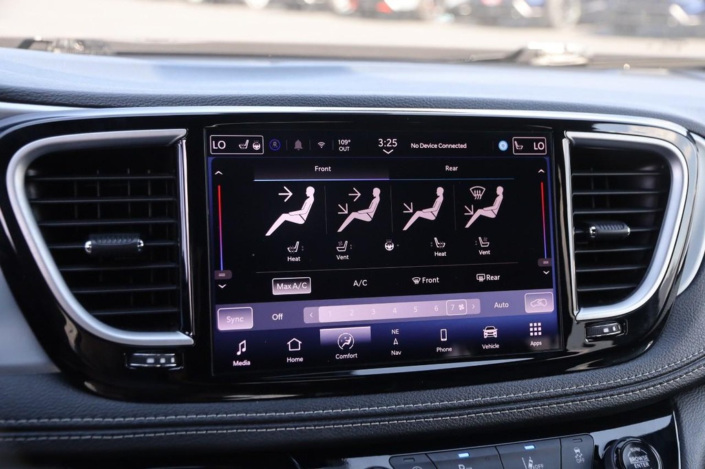 Chrysler Pacifica Vehicle Full-screen Gallery Image 19