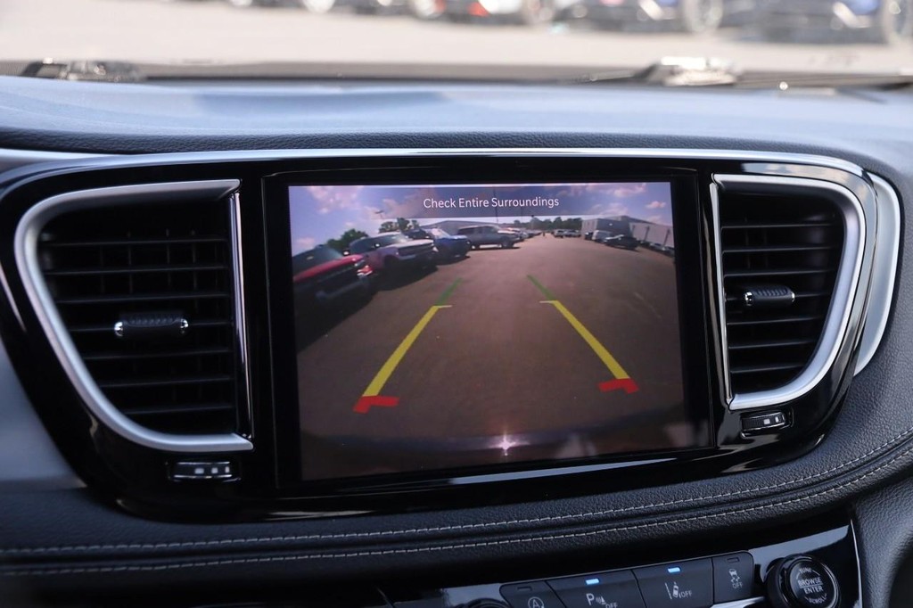 Chrysler Pacifica Vehicle Full-screen Gallery Image 20
