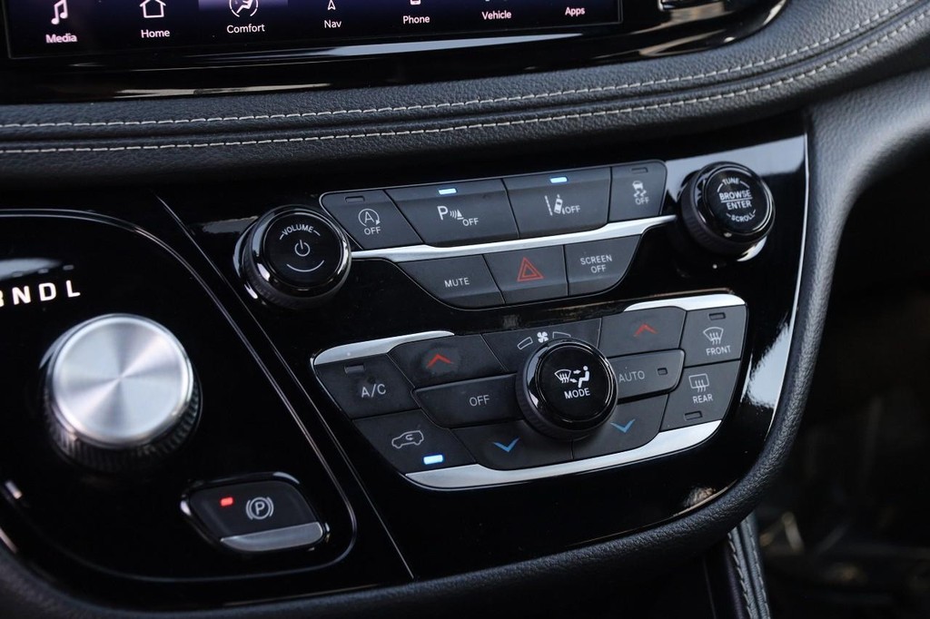 Chrysler Pacifica Vehicle Full-screen Gallery Image 21
