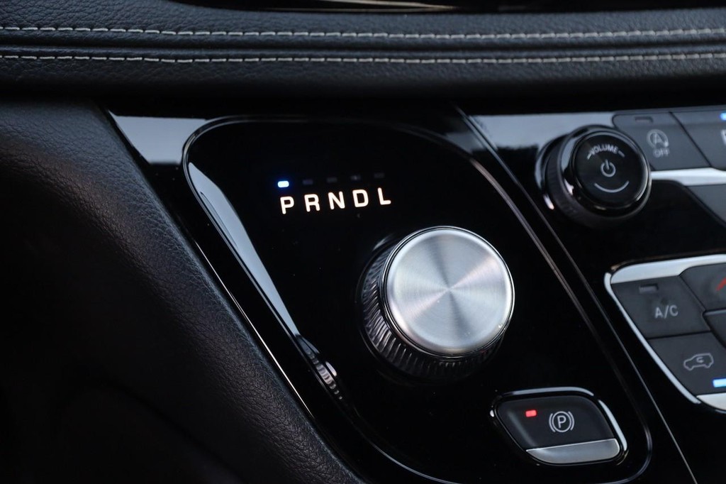 Chrysler Pacifica Vehicle Full-screen Gallery Image 22