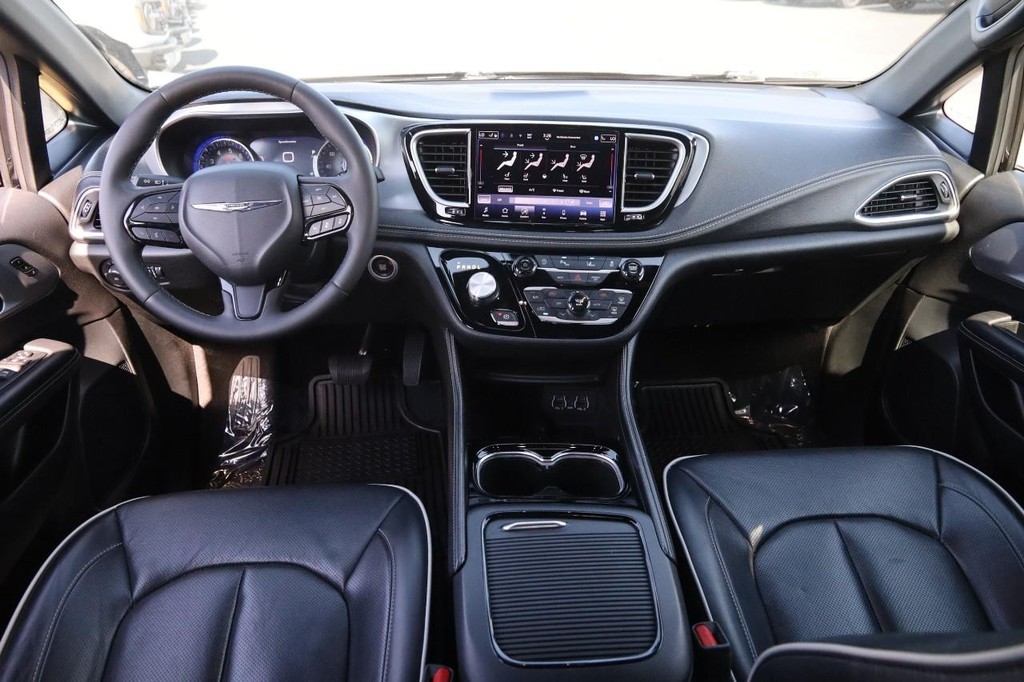 Chrysler Pacifica Vehicle Full-screen Gallery Image 25