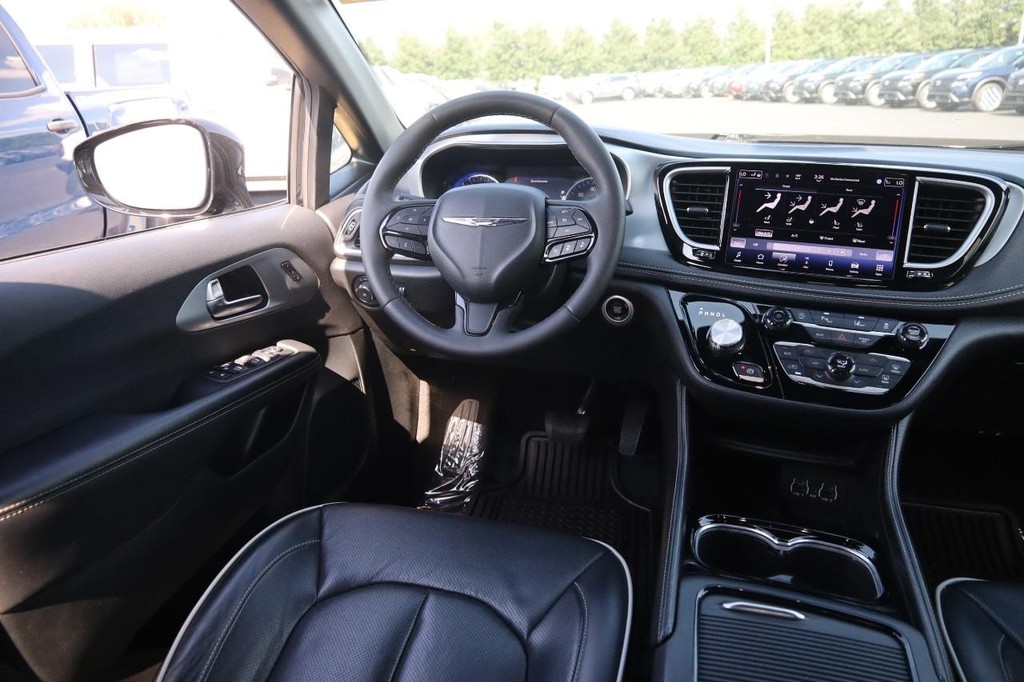 Chrysler Pacifica Vehicle Full-screen Gallery Image 26