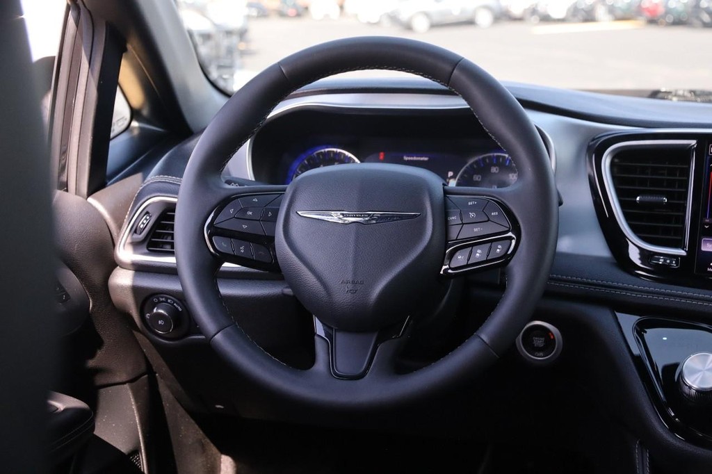 Chrysler Pacifica Vehicle Full-screen Gallery Image 27