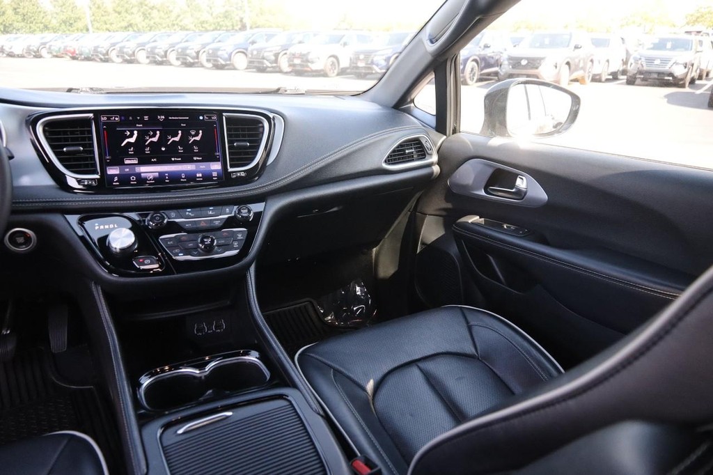 Chrysler Pacifica Vehicle Full-screen Gallery Image 29
