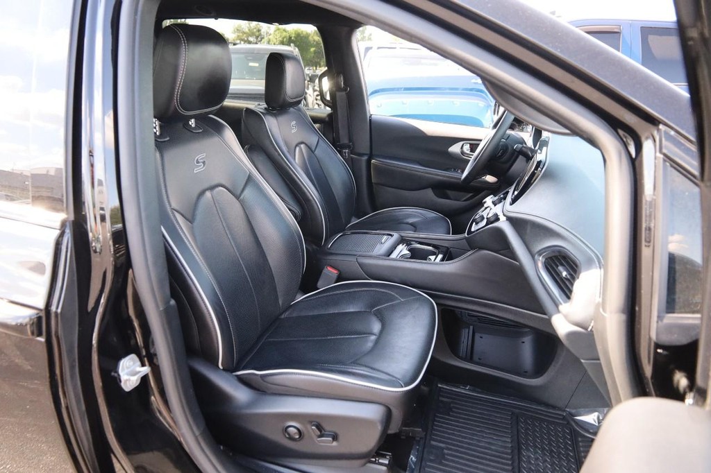 Chrysler Pacifica Vehicle Full-screen Gallery Image 30