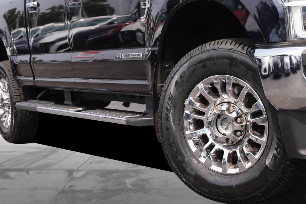 Ford Super Duty F-250 SRW Vehicle Full-screen Gallery Image 03
