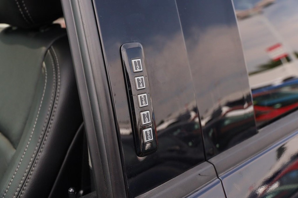 Ford Super Duty F-250 SRW Vehicle Full-screen Gallery Image 09
