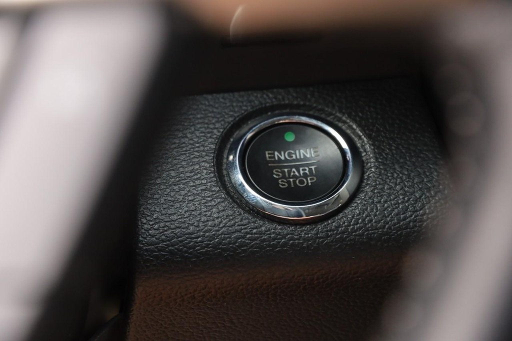 Ford Super Duty F-250 SRW Vehicle Full-screen Gallery Image 16
