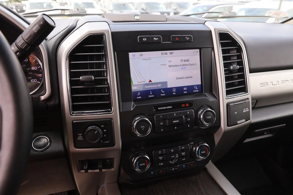 Ford Super Duty F-250 SRW Vehicle Full-screen Gallery Image 17