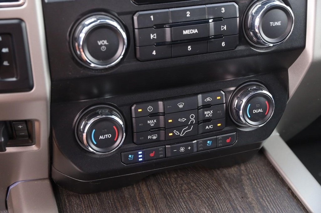 Ford Super Duty F-250 SRW Vehicle Full-screen Gallery Image 19