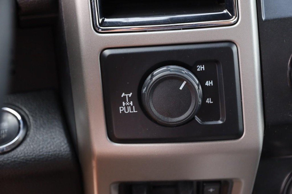 Ford Super Duty F-250 SRW Vehicle Full-screen Gallery Image 21