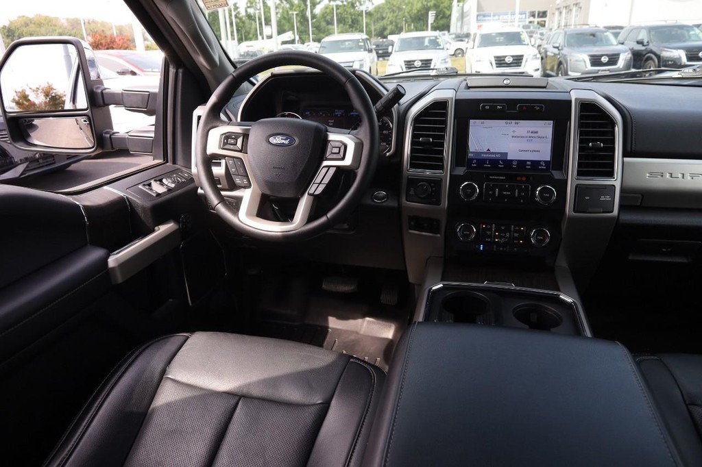 Ford Super Duty F-250 SRW Vehicle Full-screen Gallery Image 24