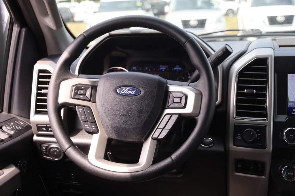 Ford Super Duty F-250 SRW Vehicle Full-screen Gallery Image 25