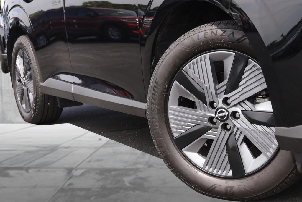 Nissan Murano Vehicle Full-screen Gallery Image 3