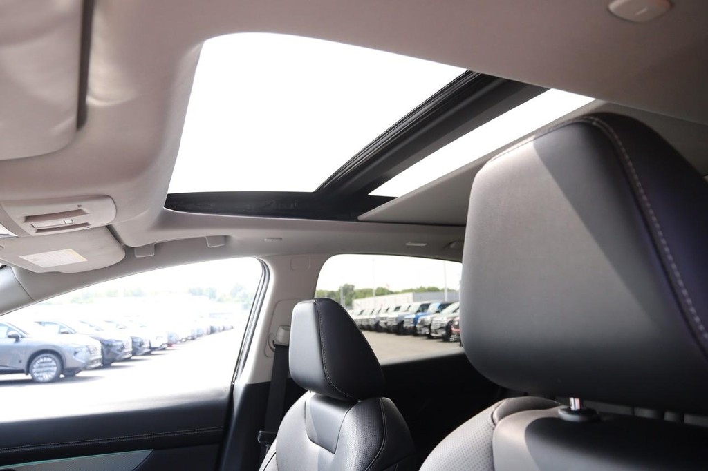 Nissan Murano Vehicle Full-screen Gallery Image 9