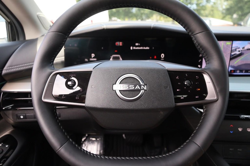 Nissan Murano Vehicle Full-screen Gallery Image 12