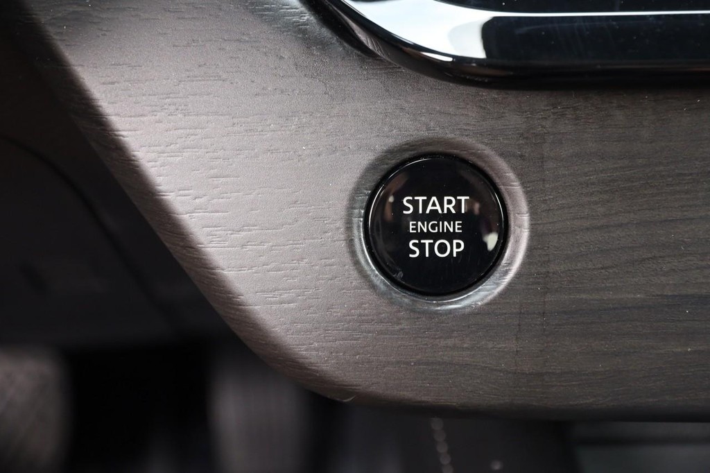 Nissan Murano Vehicle Full-screen Gallery Image 16