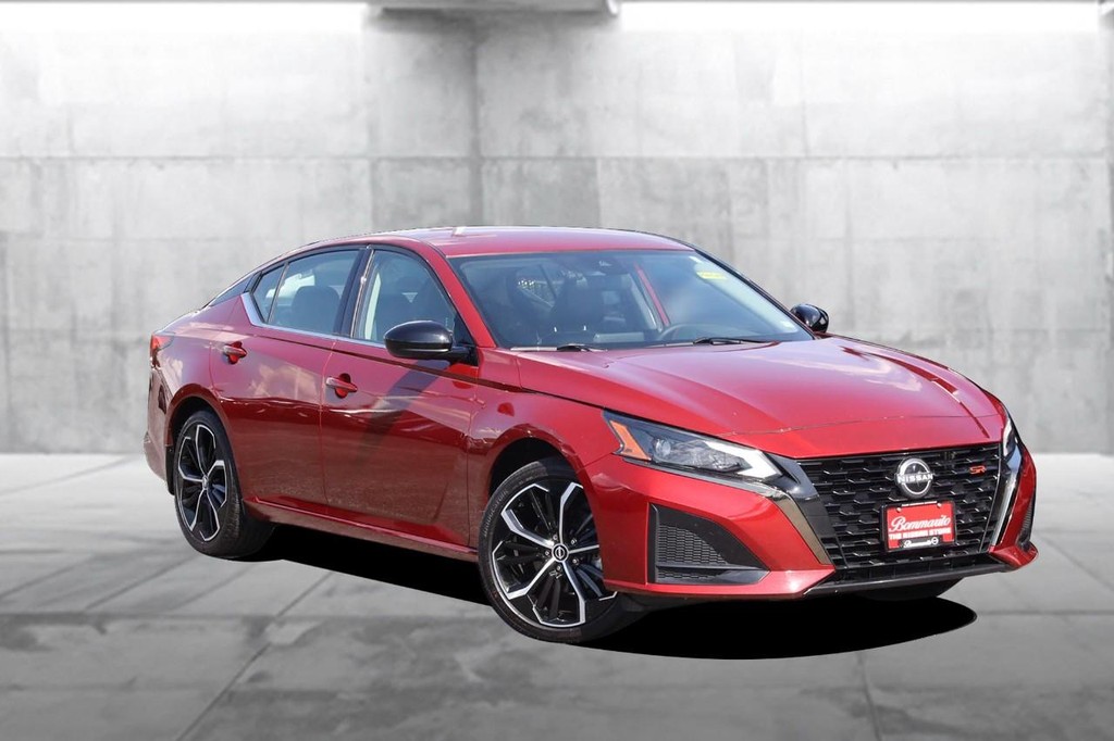 Nissan Altima Vehicle Full-screen Gallery Image 2