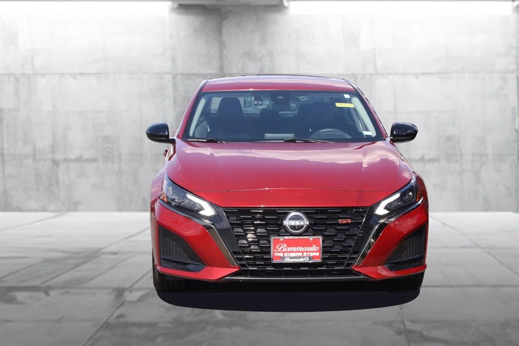 Nissan Altima Vehicle Full-screen Gallery Image 4