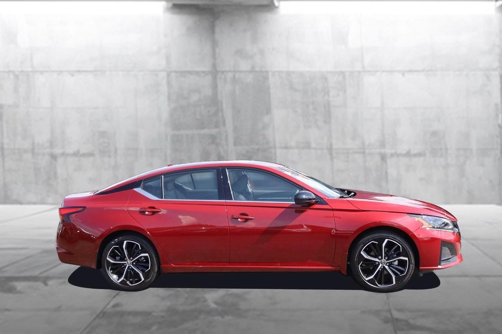 Nissan Altima Vehicle Full-screen Gallery Image 5