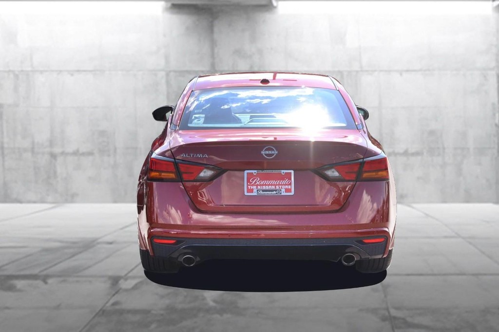 Nissan Altima Vehicle Full-screen Gallery Image 6