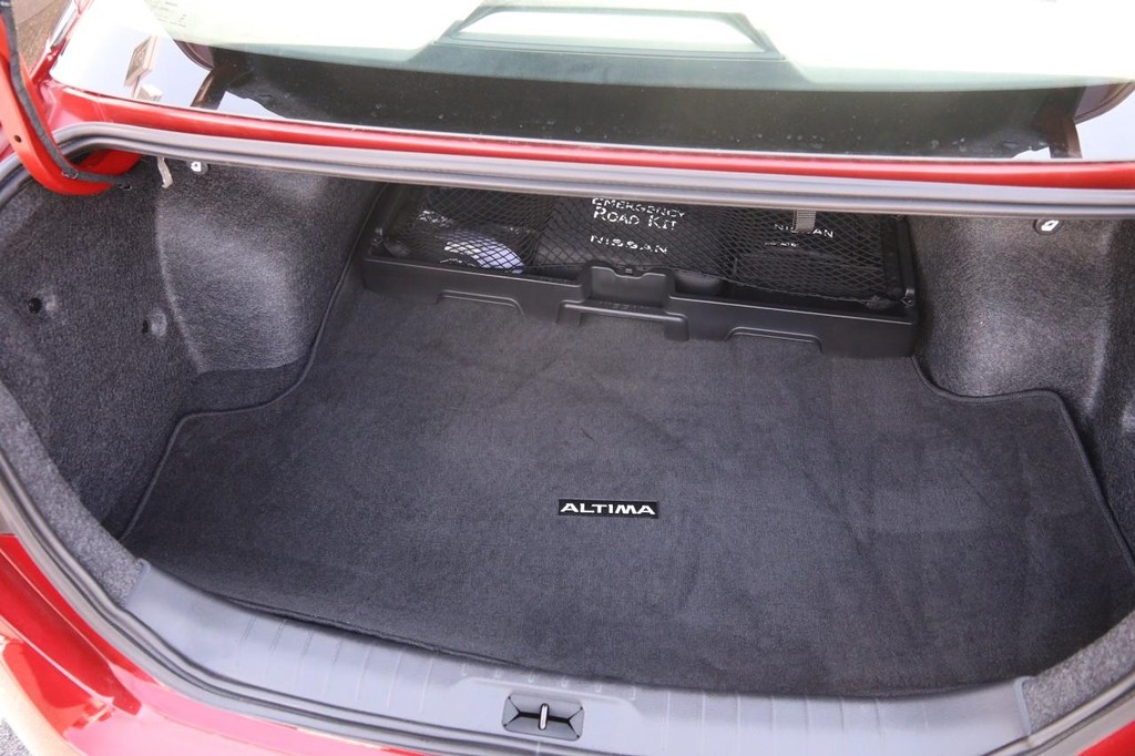 Nissan Altima Vehicle Full-screen Gallery Image 7