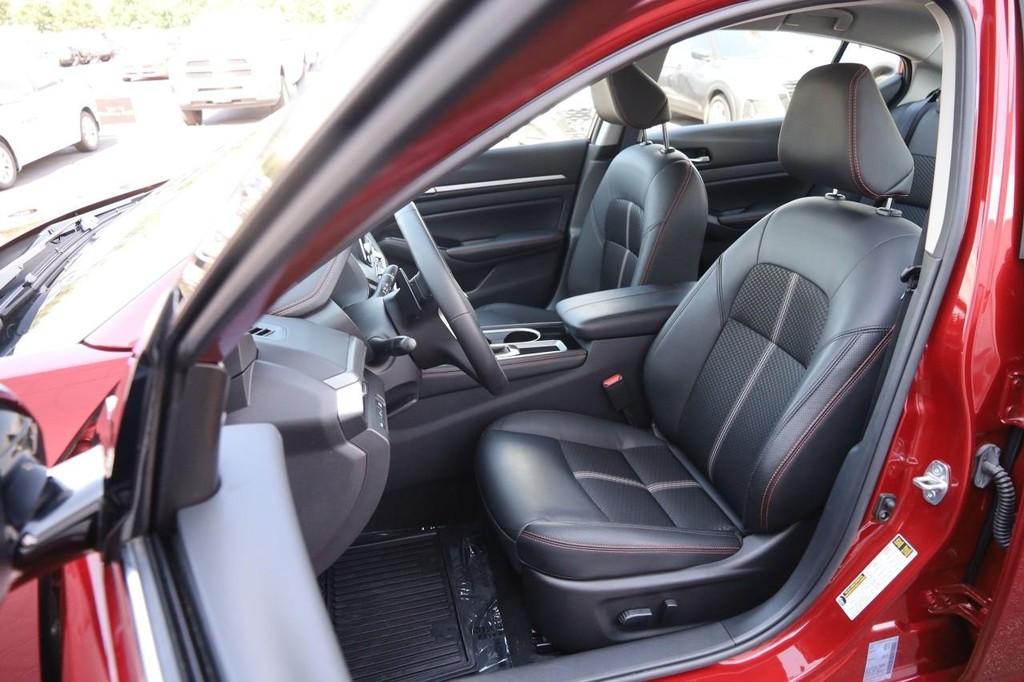 Nissan Altima Vehicle Full-screen Gallery Image 8