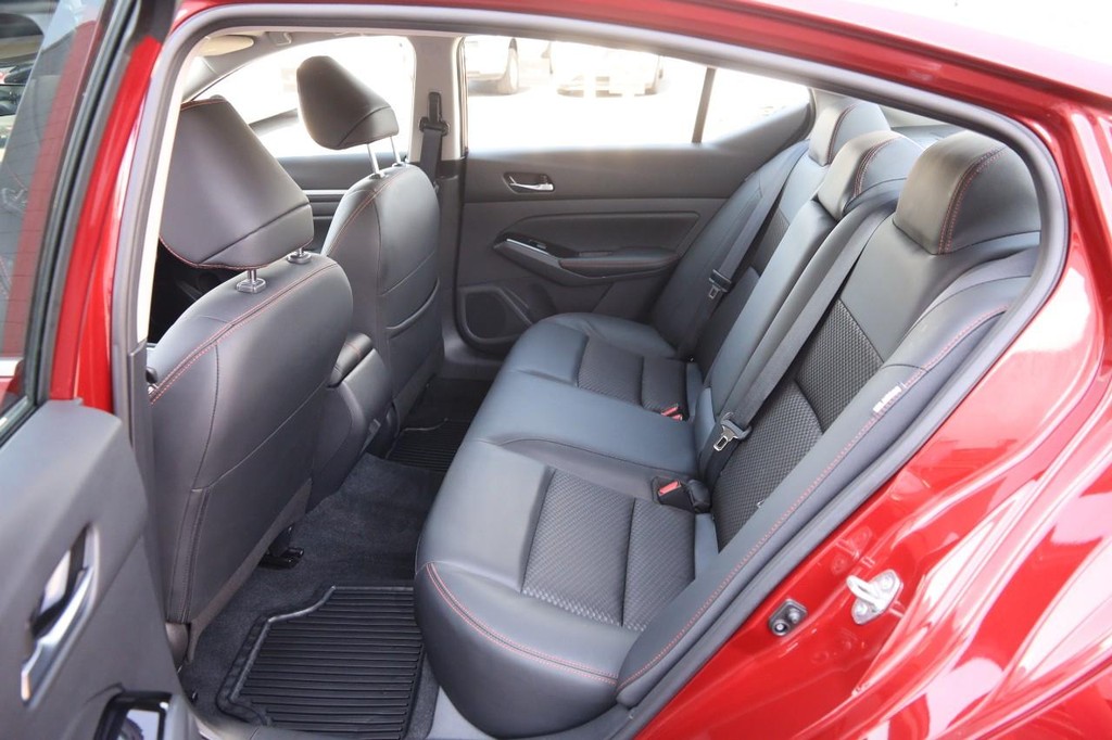 Nissan Altima Vehicle Full-screen Gallery Image 9